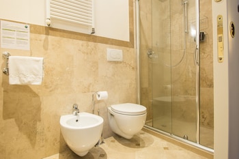 Camera Classic con letto matrimoniale o 2 letti singoli | Bagno | Doccia, soffione a pioggia, asciugacapelli, bidet