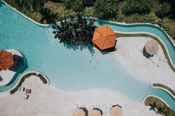 2 piscines extérieures, cabanas (supplément), parasols