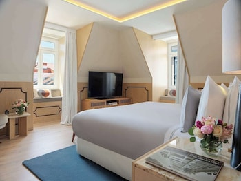 季節性室外游泳池,提供日光浴躺椅