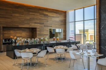 Petit déjeuner, déjeuner et dîner servis sur place