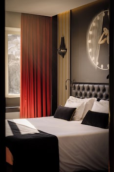 Blackout curtains, soundproofing, iron/ironing board, free WiFi