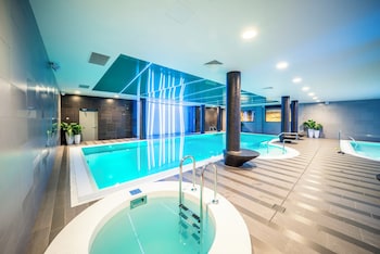 Sisäuima-allas avoinna 10.00–21.00, aurinkotuoleja