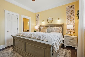1 bedroom, premium bedding, pillowtop beds, individually decorated