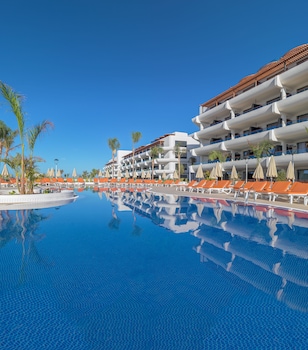 4 piscines a l'aire lliure (horari: 10:00-18:00), para-sols i gandules
