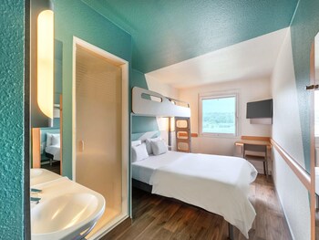 Bàn, màn/rèm cản sáng, phòng cách âm 