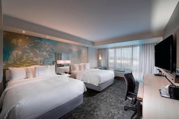 1 bedroom, premium bedding, desk, laptop workspace