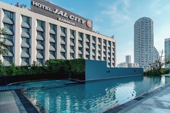 S'hi serveixen esmorzars i plats de cuina local i internacional