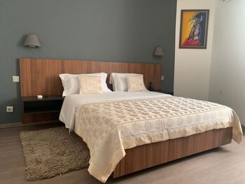 2 restaurants, breakfast, lunch served; local and international cuisine 