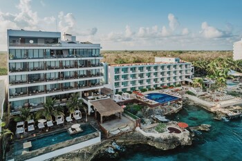 Piscine extérieure, parasols, chaises longues