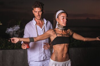 Piscine extérieure, parasols, chaises longues