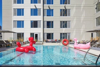 2 bars/lounges, rooftop bar