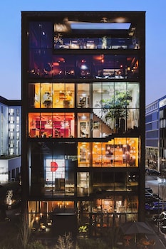 Vista frontal de la propiedad por la tarde o noche