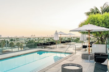 City King, Non Smoking | Minibar, in-room safe, desk, laptop workspace