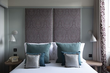 Deluxe Two Bedroom Apartment | Living room