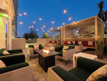 Een buitenzwembad, gratis zwembadcabana's, parasols voor strand/zwembad