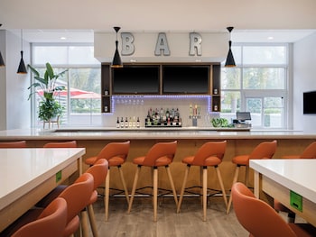 Una piscina al aire libre, cabañas de piscina gratuitas, sombrillas