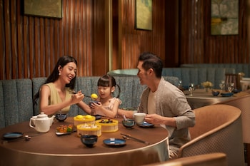 2 restaurants, breakfast, lunch served; local and international cuisine