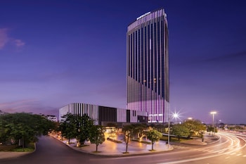 2 restaurants, breakfast, lunch served; local and international cuisine