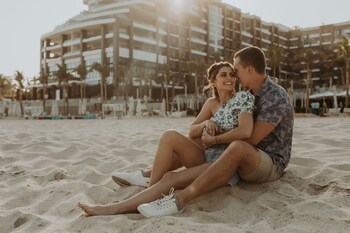 8 albercas al aire libre y sombrillas en la alberca