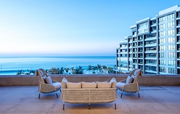 8 outdoor pools, pool umbrellas