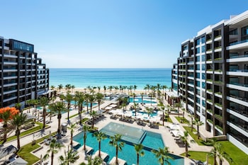 8 albercas al aire libre y sombrillas en la alberca