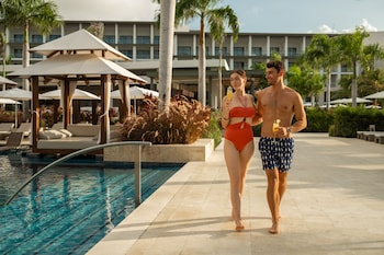 Couples treatment rooms, sauna, hot tub, steam room, hot springs