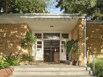 Alberca al aire libre, sombrillas en la alberca y camastros