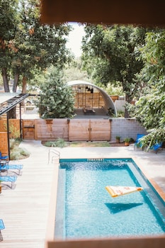 Piscina externa, funciona das 8h às 22h, guarda-sóis, espreguiçadeiras