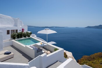 Echoes Suite with private outdoor heated plunge pool- semi outdoor hot tub and Caldera View