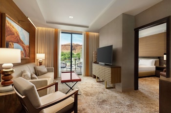 Alberca al aire libre y camas balinesas gratuitas