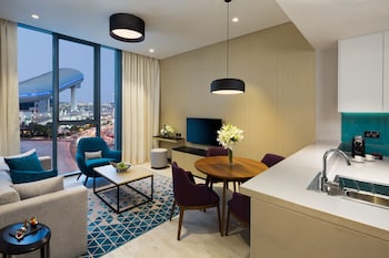 Sarapan lengkap setiap hari (AED 85 per orang)