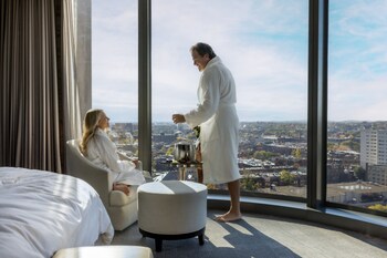 Alberca techada, acceso de 06:00 a 21:00, y camastros 