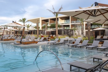 4 bars-salons, bar dans la piscine, bar attenant à la piscine