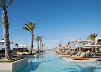 4 bares/lounges, bar molhado, bar ao lado da piscina