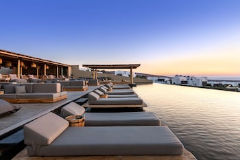 Oasis Suite with Infinity Pool | Coffres-forts dans les chambres, Wi-Fi gratuit, draps fournis