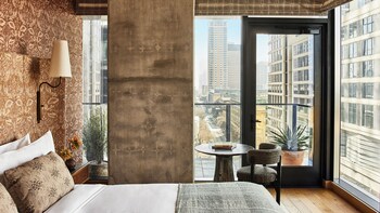 Alberca al aire libre, camas balinesas (con cargo) y camastros