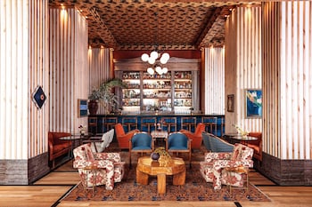 Piscine extérieure, tentes de plage, chaises longues