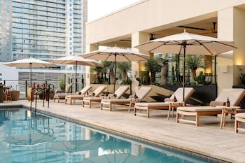 Alberca al aire libre, camas balinesas (con cargo) y camastros