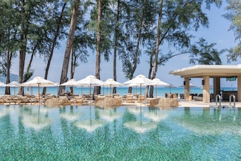 5 outdoor pools, open 7:00 AM to 7:00 PM, free cabanas, pool umbrellas