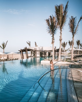5 piscines extérieures, parasols, chaises longues