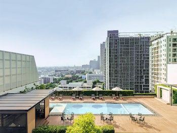 1 bilik tidur, bar mini, peti besi dalam bilik, meja 