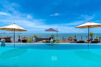 室外游泳池,池畔遮阳伞,日光浴躺椅