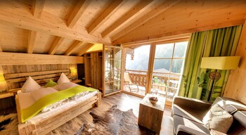 Couples treatment rooms, sauna, hot tub, steam room, body treatments