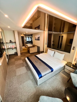 1 bedroom, premium bedding, minibar, in-room safe