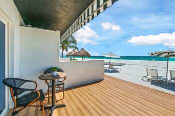 Beachfront Luxury King Suite | Terrace/patio
