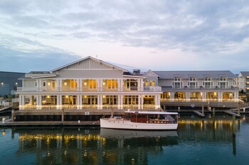 Vista frontal de la propiedad por la tarde o noche