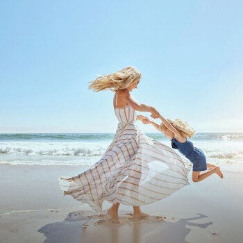 En la playa, surf y kayaks