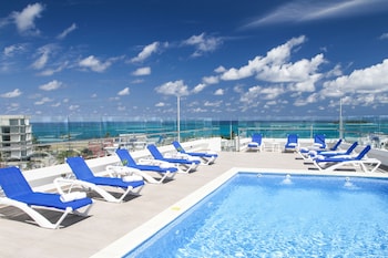 Piscina externa, funciona das 8h às 19h, espreguiçadeiras