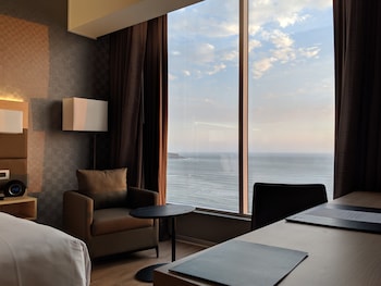 Habitación Deluxe, 1 cama de matrimonio grande, no fumadores, frente al mar (View) | Vistas al agua