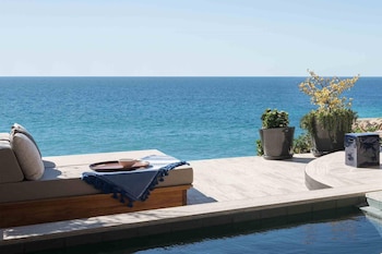 5 utendørsbassenger, bassengtelt (mot betaling) og bassengparasoller